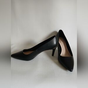 Liz Claiborne Classic Black Heels With Gold Accents Pointed Toe Sz11M